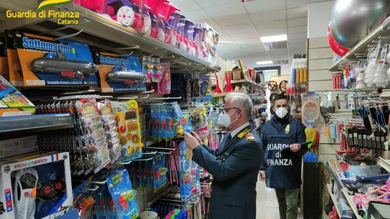 Blitz in tre negozi cinesiSequestrati i botti illegali - La Stampa