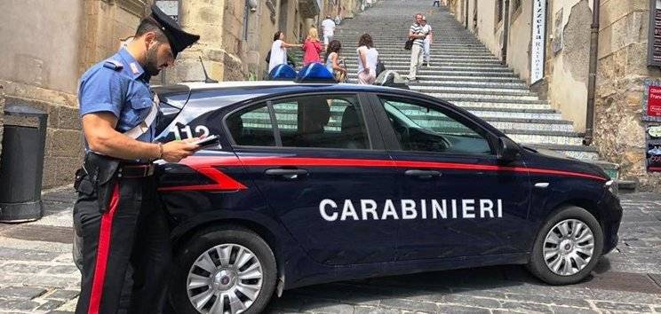 Caltagirone-carabinieri-davanti-la-scalinata-2.jpg