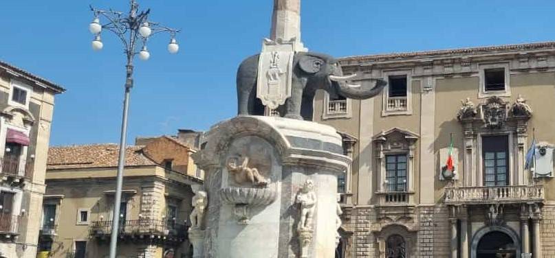 Catania-piazza-Duomo-Elefante.jpeg