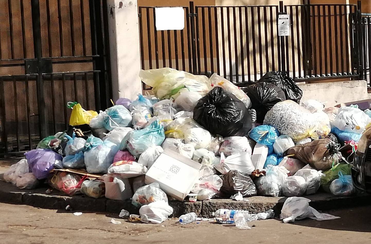 Catania-rifiuti-in-strada.jpg