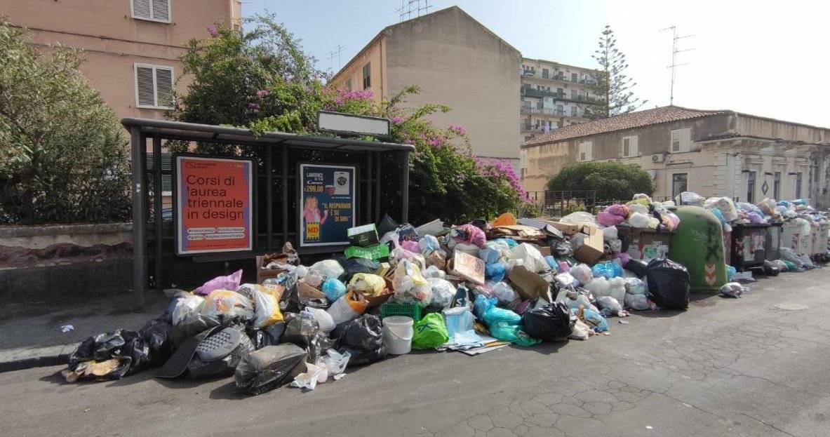 Catania-spazzatura-a-ridosso-della-fermata.jpeg