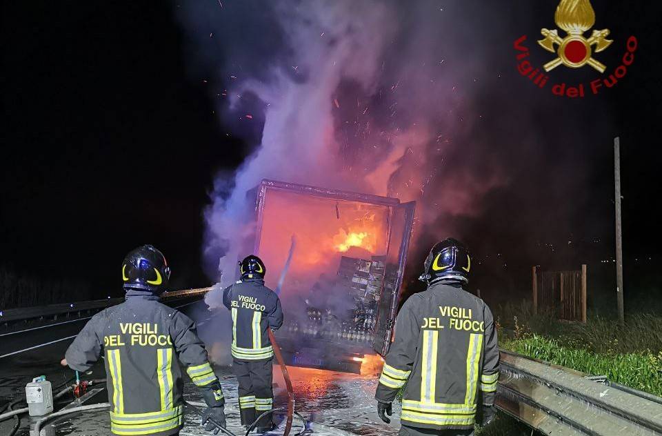 Palagonia-furgone-distrutto-dalle-fiamme.jpg