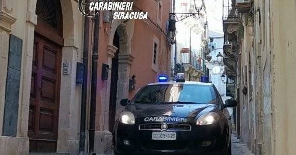 Siracusa-carabinieri-nei-vicoli-di-Ortigia.jpg