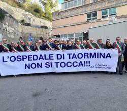 Taormina-protesta-sindaci-contro-chiusura-ospedale.jpg