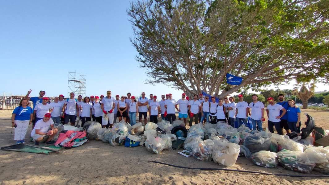 gruppo-volontari-e-rifiuti-raccolti-in-spiaggia.jpg