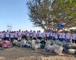 gruppo-volontari-e-rifiuti-raccolti-in-spiaggia.jpg