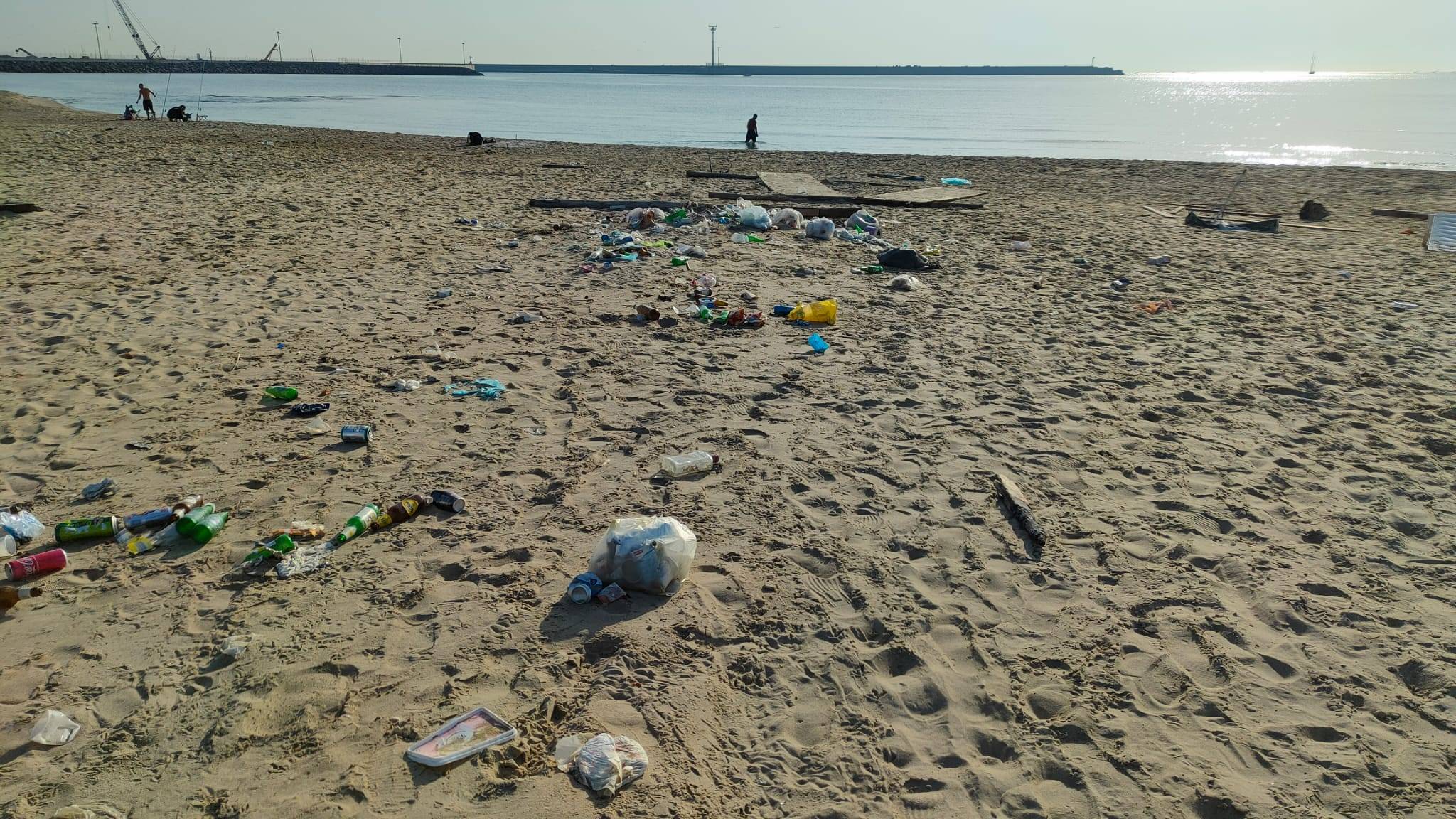 rifiuti-abbandonati-sulla-spiaggia-1.jpeg